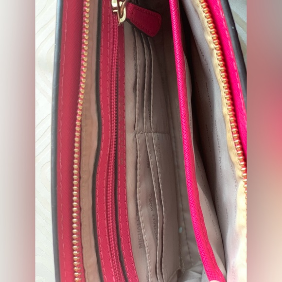 Michael Kors pink crossbody bag. 90%new. 25*16 cm - Picture 3 of 6